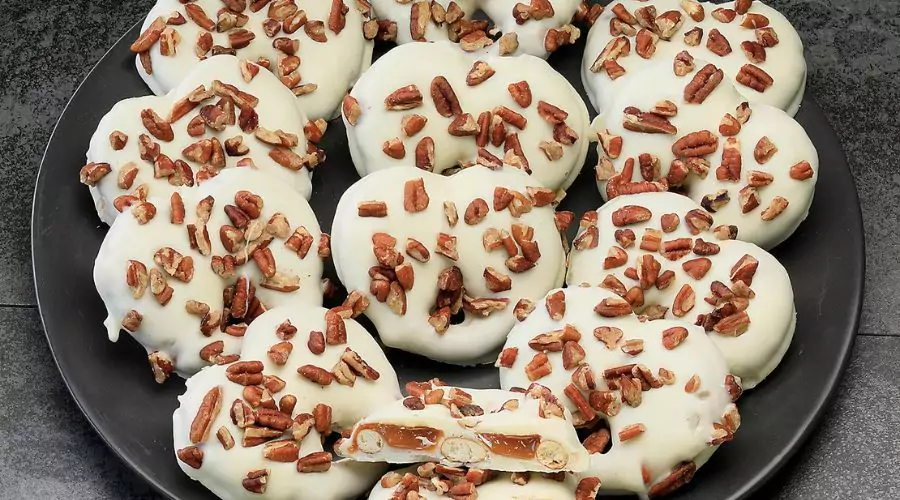 Landies Candies 12-Piece White Candy Caramel Pecan Pretzels