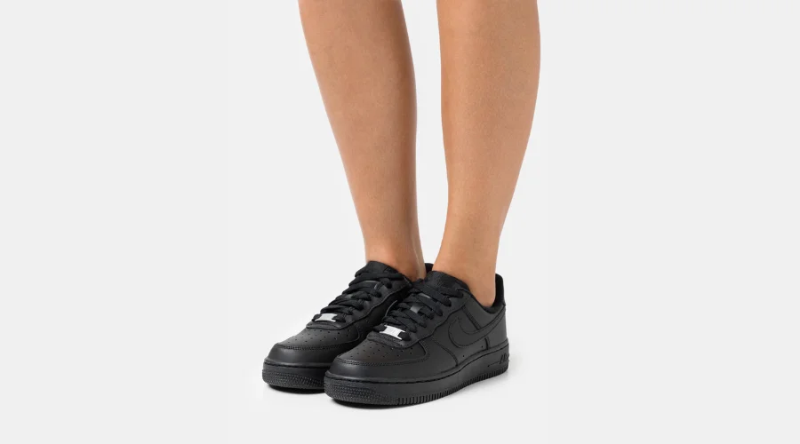 WMNS Air Force 1 07 SE - Low-top trainers - black
