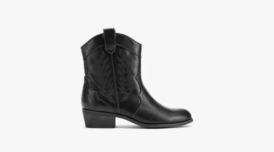 Black coloured Women's cowboy boots 