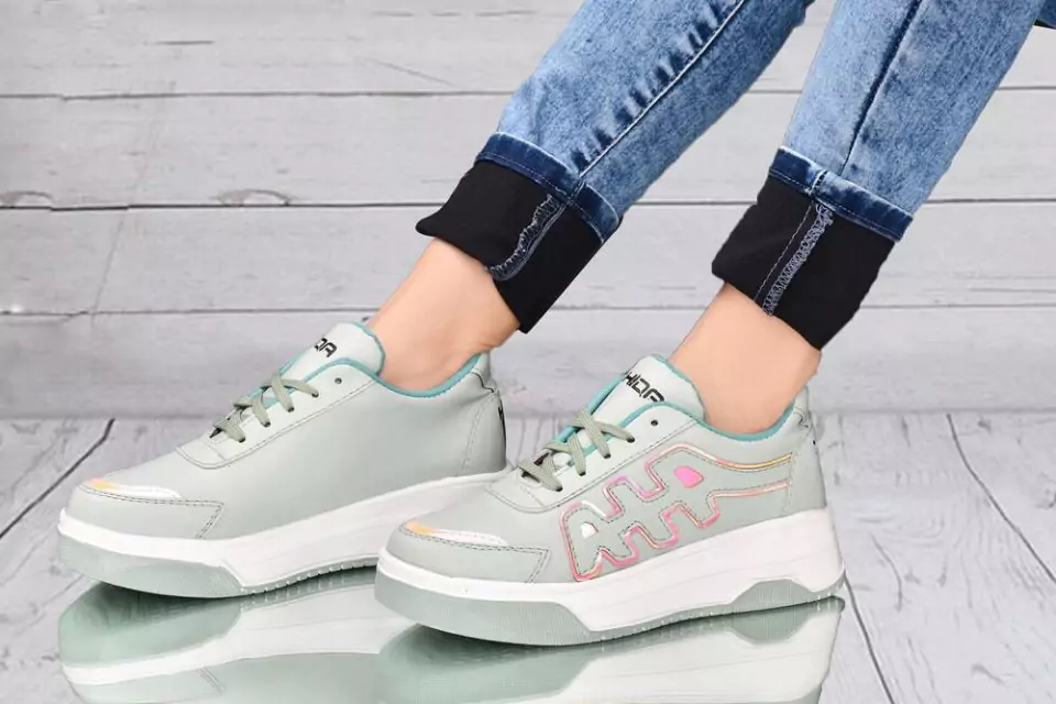Women's casual sneakers